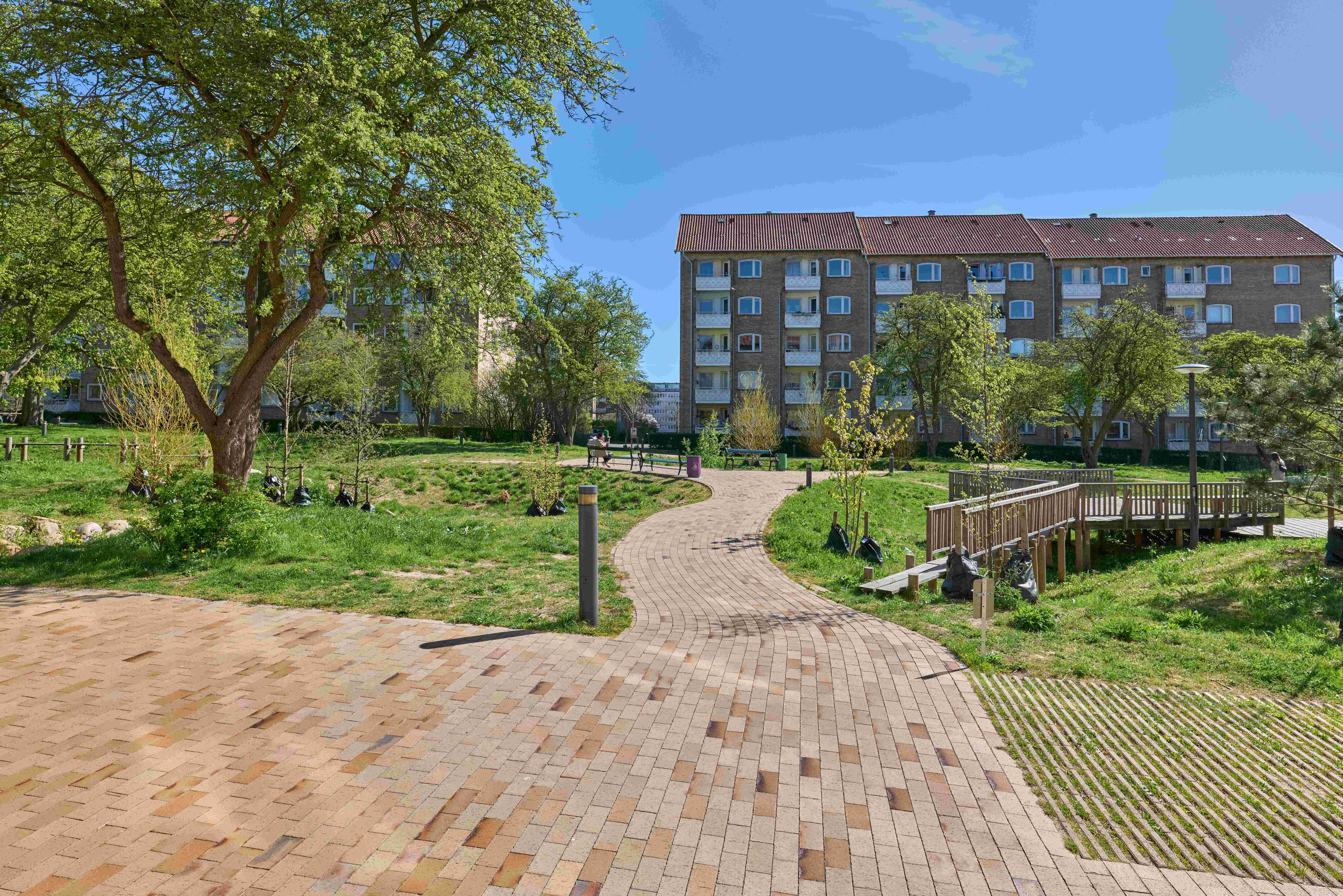 Parklandschaft mit Pflasterklinker-Weg zum Regenwassermanagement